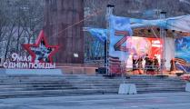Стихия не помешала артистам и зрителям встретится на площади в честь Дня Победы 